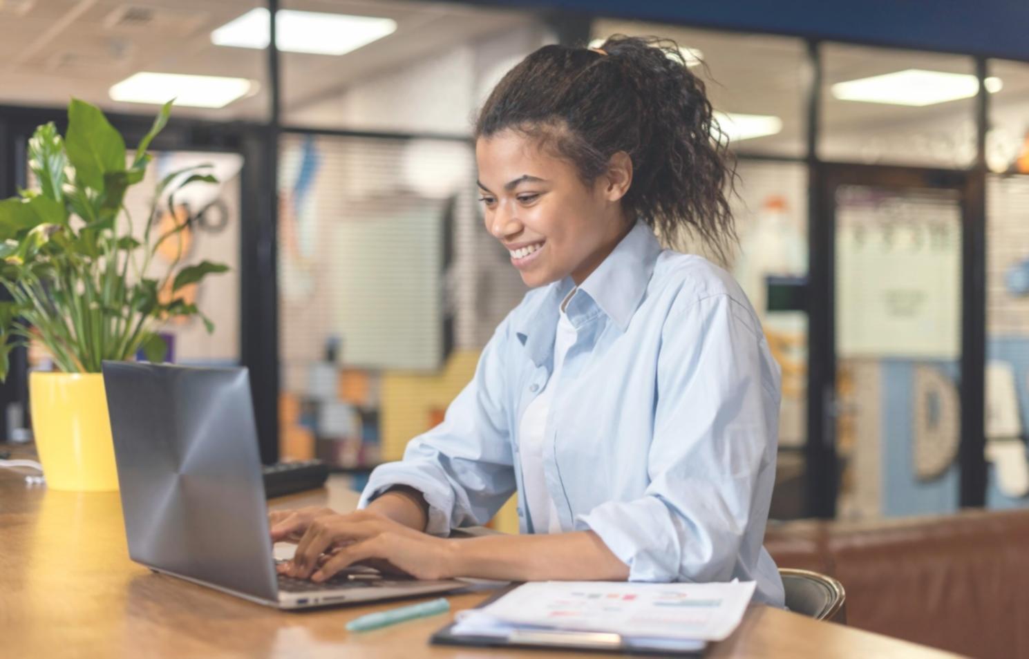 Étudiants travaillant sur des projets de planification économique avec des outils numériques modernes